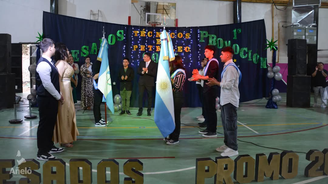 AneloMuni's tweet photo. El intendente Fernando Banderet,  participó en el emotivo acto de cierre de ciclo lectivo de la EPET 23 de Añelo. Este evento marcó un momento histórico, ya que se celebró el egreso de la primera promoción de esta importante institución educativa. https://t.co/Ot231mybq6