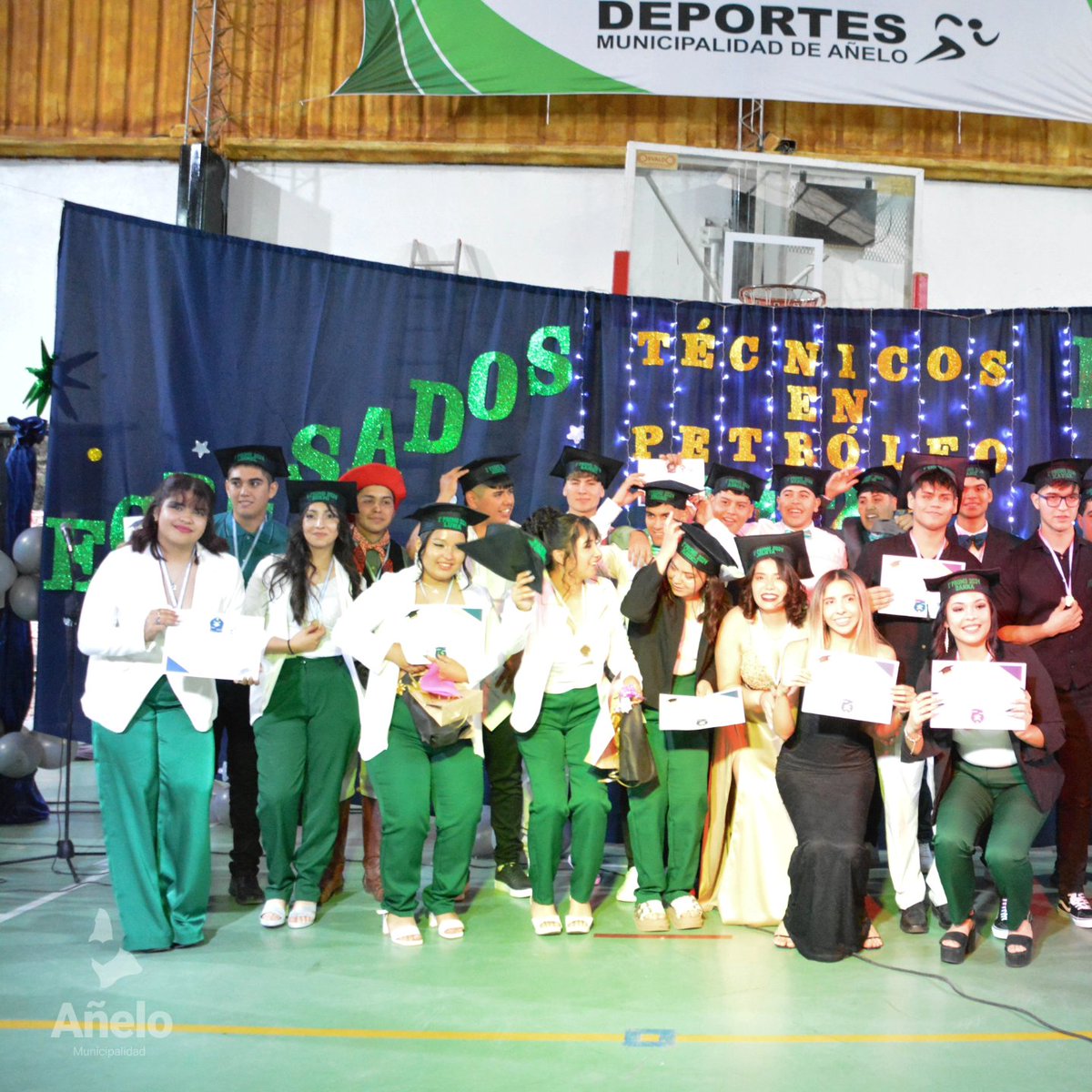 AneloMuni's tweet photo. El intendente Fernando Banderet,  participó en el emotivo acto de cierre de ciclo lectivo de la EPET 23 de Añelo. Este evento marcó un momento histórico, ya que se celebró el egreso de la primera promoción de esta importante institución educativa. https://t.co/Ot231mybq6