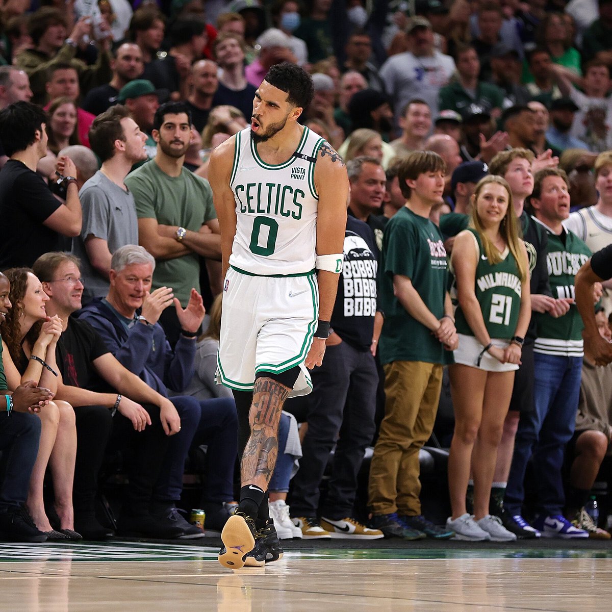 JAYSON TATUM IN THE 4TH:

14 POINTS
4 REBOUNDS
3 ASSISTS 
5/5 FG (100%)
2/2 (100%)

SNATCHED GIANNIS’S CHAIN.