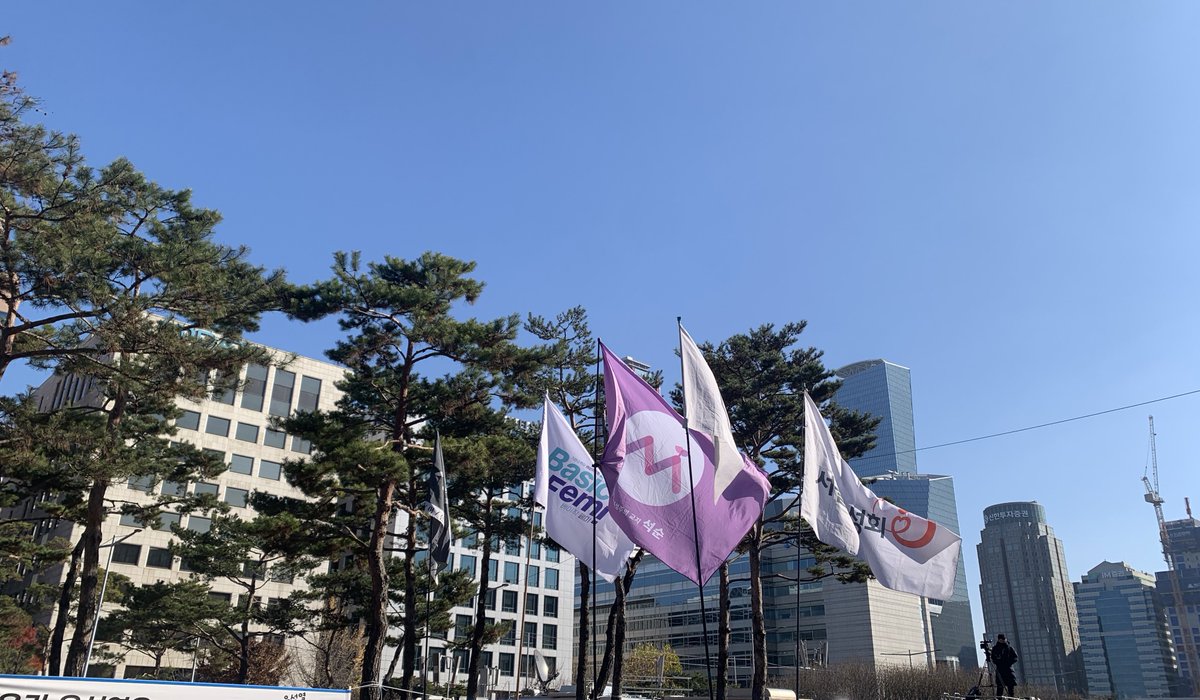D_T_Monitoring's tweet photo. 저는 지금 국회의사당역 4번출구(나오셔서 바로 좌측 도로)에 와 있습니다. https://t.co/2vRaUgvJnV