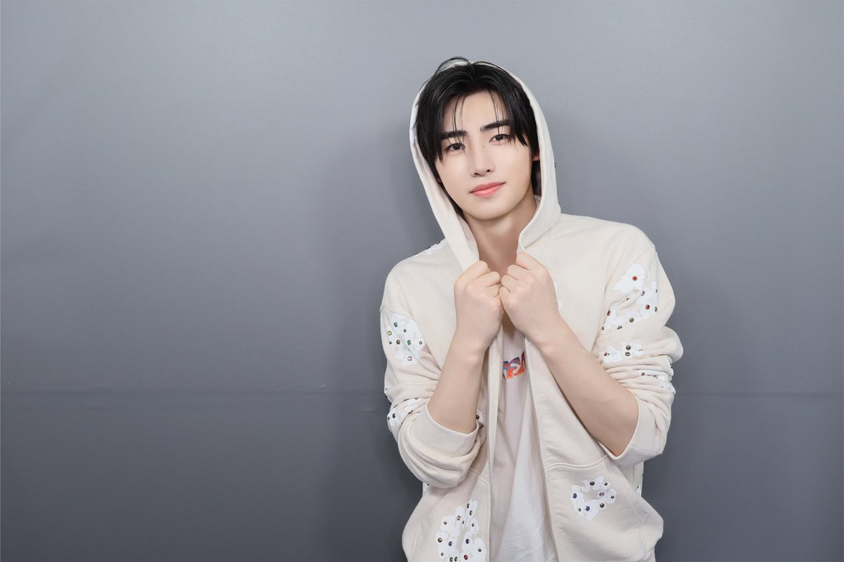 ENHYPEN's tweet photo. [PHOTOISM_Behind] 📸

B CUT 더보기🍀

#ENHYPEN4thAnniversary
#엔절 #ENHYPEN #엔하이픈
#SUNGHOON #성훈
#PHOTOISM_BEHIND https://t.co/jSI48TE4zK