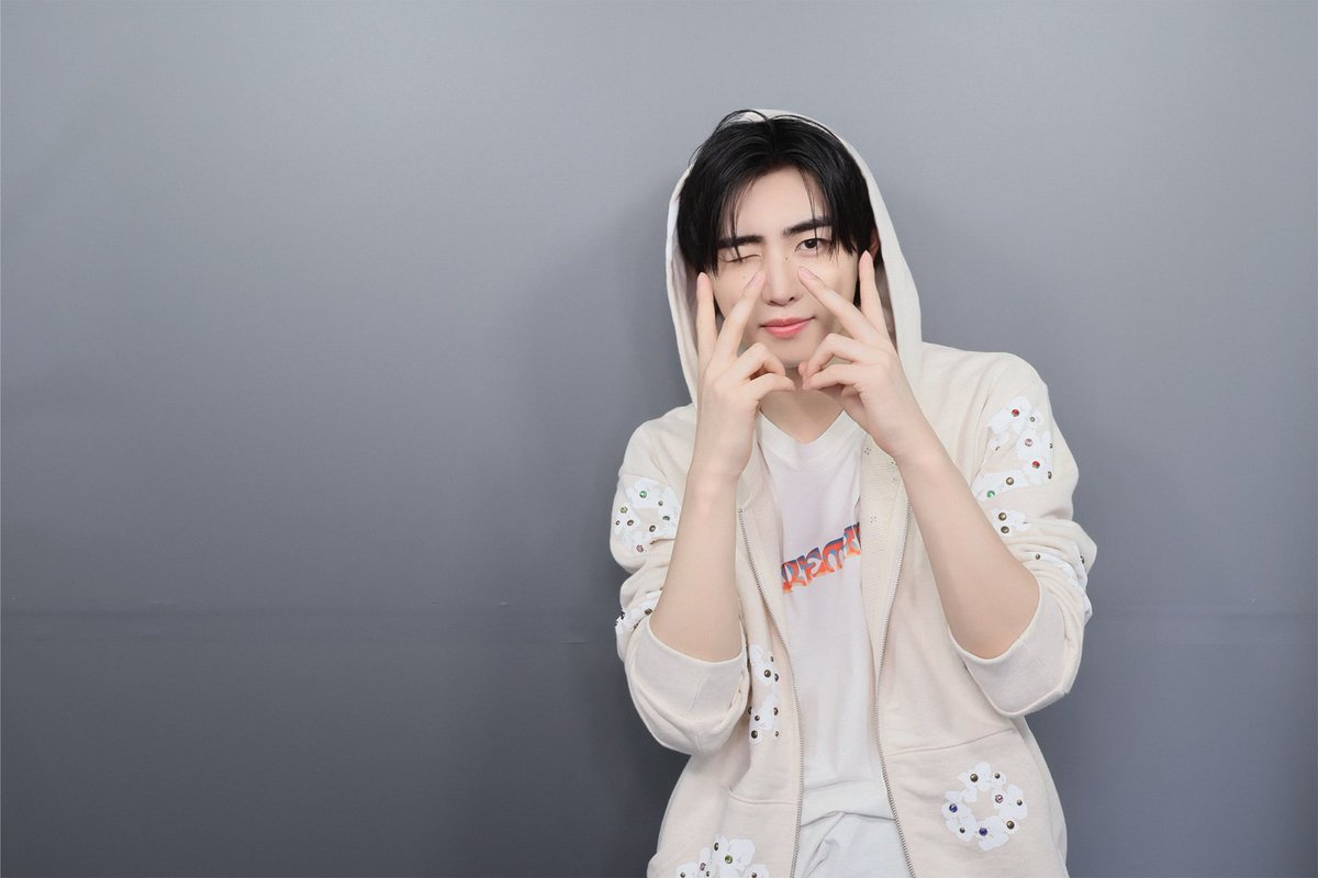 ENHYPEN's tweet photo. [PHOTOISM_Behind] 📸

B CUT 더보기🍀

#ENHYPEN4thAnniversary
#엔절 #ENHYPEN #엔하이픈
#SUNGHOON #성훈
#PHOTOISM_BEHIND https://t.co/jSI48TE4zK