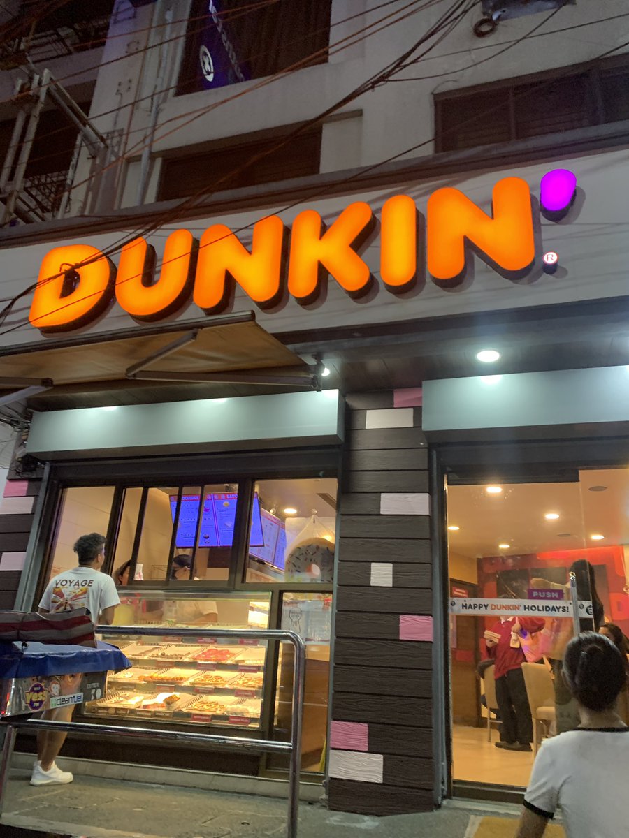 sunairr_'s tweet photo. @_tinkerbin ditong branch po sa baba ng mrt to be exact😭 we tried to claim it po last night e tas hinarang po kaming may mga voucher mag uupdate pa daw sila since yun nga may fee daw😭😭 https://t.co/2xLGvcUuG2