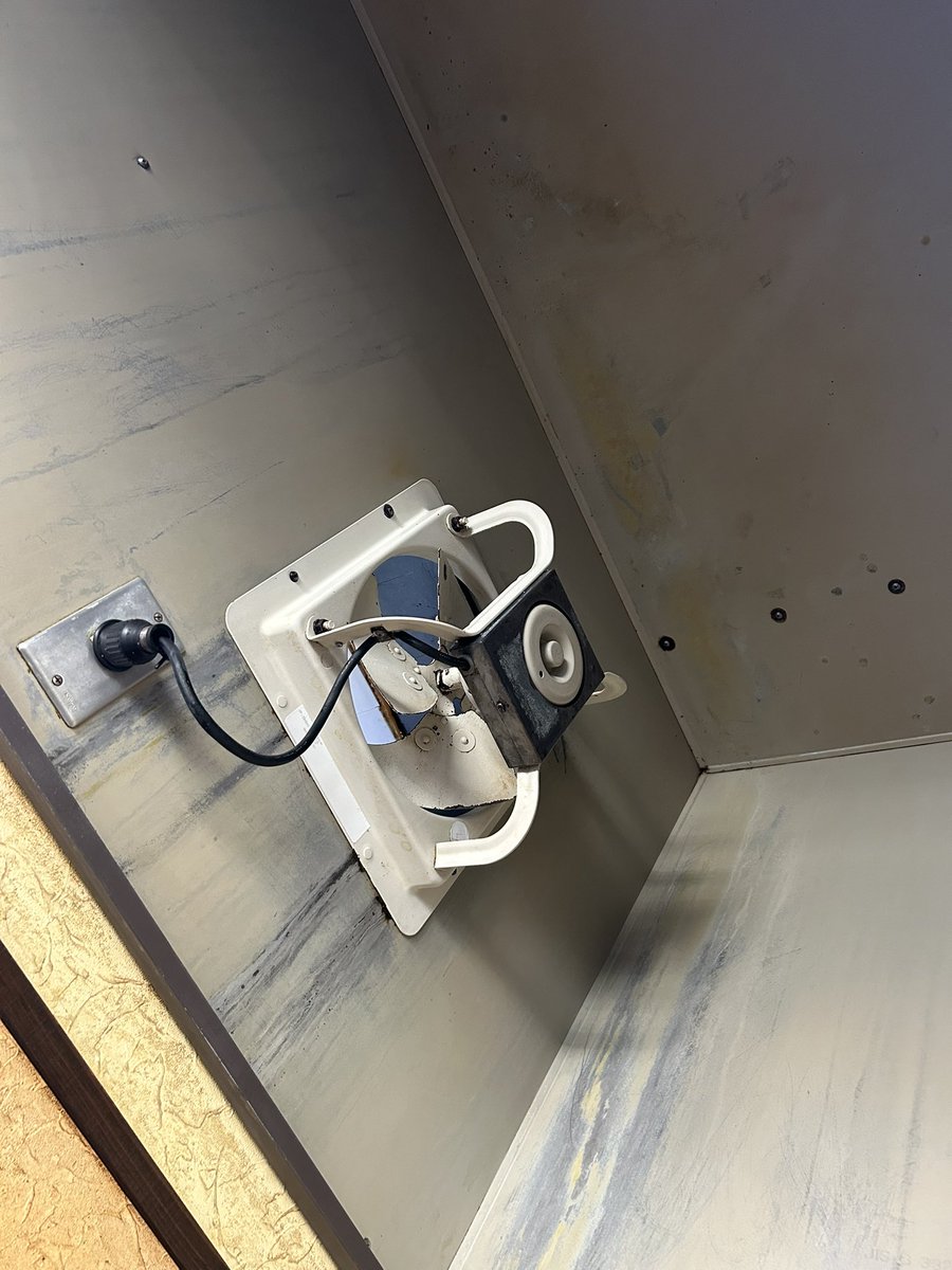 こういった飲食店の換気扇もこの通り✨

料金ですが見積もりして金額を決めますので追加料金等はいただきません。
まずはお気軽にご連絡下さい🙇‍♂️

kochi-clean.com

#高知美装