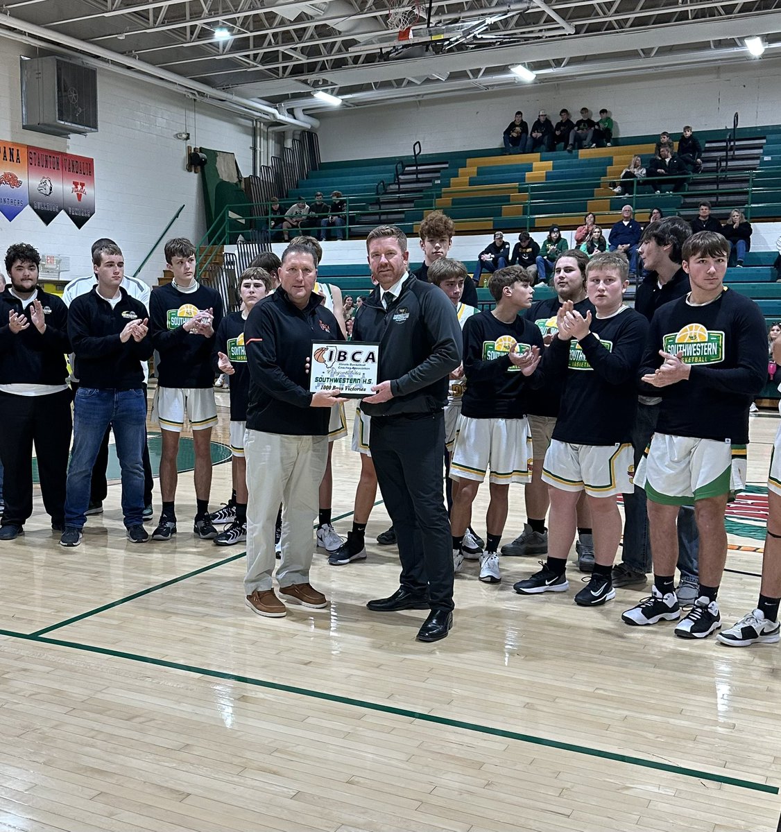 IBCArecsec (@ibcarecsec) on Twitter photo Piasa Southwestern boys Coach Jason Darr & his Piasa Birds accept a 1000 Victory plaque from IBCA BOD Jeff Johnston before tip-off of their game with the Shells of Roxana. Great achievement! <a href="/BBallMuseumIL/">BBall Museum of IL</a> <a href="/ibcacoaches/">Illinois Basketball Coaches Association</a> <a href="/slow_piasabirds/">Brian Hanslow</a> Piasa Southwestern boys Coach Jason Darr & his Piasa Birds accept a 1000 Victory plaque from IBCA BOD Jeff Johnston before tip-off of their game with the Shells of Roxana. Great achievement! <a href="/BBallMuseumIL/">BBall Museum of IL</a> <a href="/ibcacoaches/">Illinois Basketball Coaches Association</a> <a href="/slow_piasabirds/">Brian Hanslow</a>
