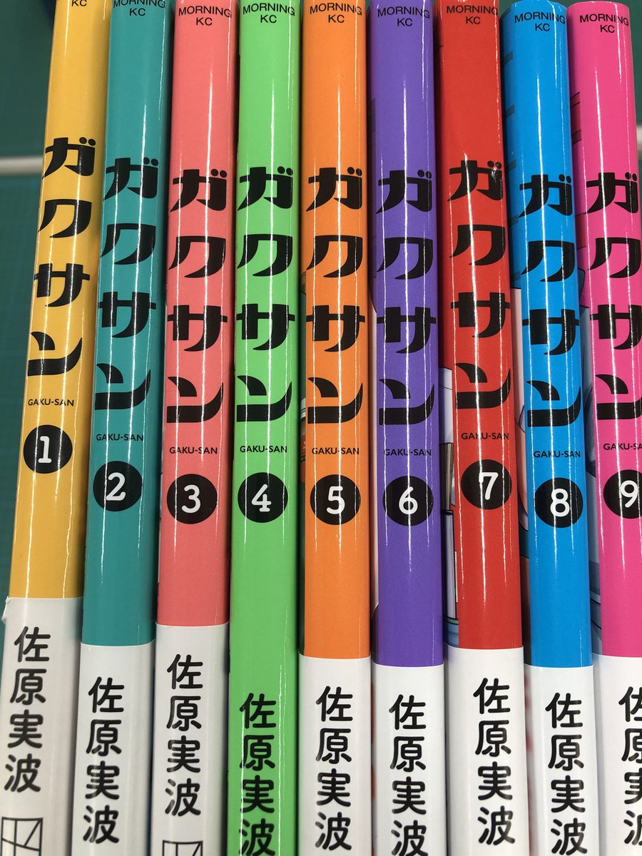 ibuki_sha's tweet photo. 【冬休みのお供に】
#コミックDAYS 連載『#ガクサン 』。

先程立ち寄った書店さんでも、講談社モーニングの棚で
すぐに見つかりました。カラフルなので目立ちますね。
一つ一つのエピソードに学びがあり面白い。
年末年始、『ガクサン』まとめ読みで2025年を充実の年に！

#モーニング #学参 https://t.co/aWuF7huvA1