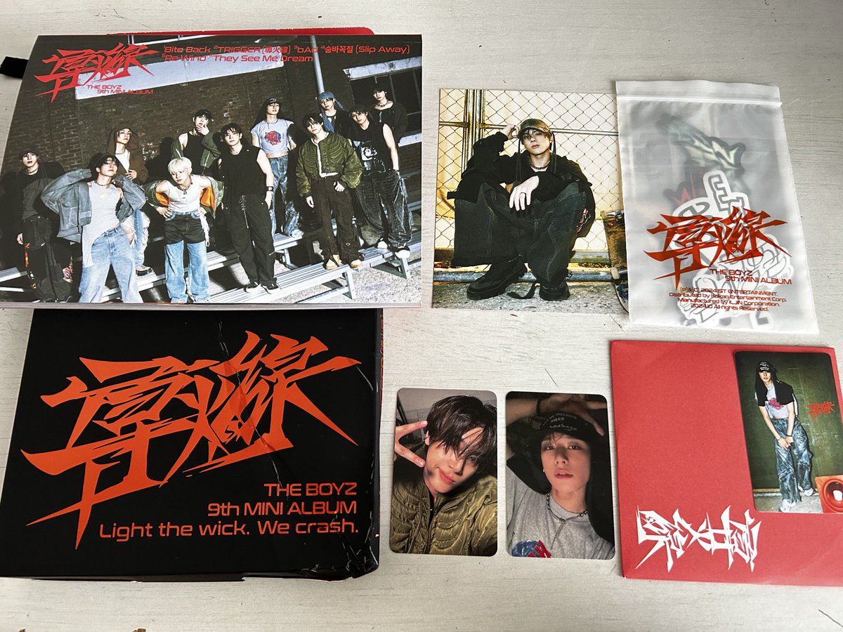 412_802's tweet photo. ikut noraebang dapet album 😭 terimakasyii banyakk kakakkakakk @pyralis27 @noonaamee__ @imyour_ve @lastnamevy terimakaci juga teman teman yang berdiskusi bersamaa 😭❤️ https://t.co/ydowSY08YB