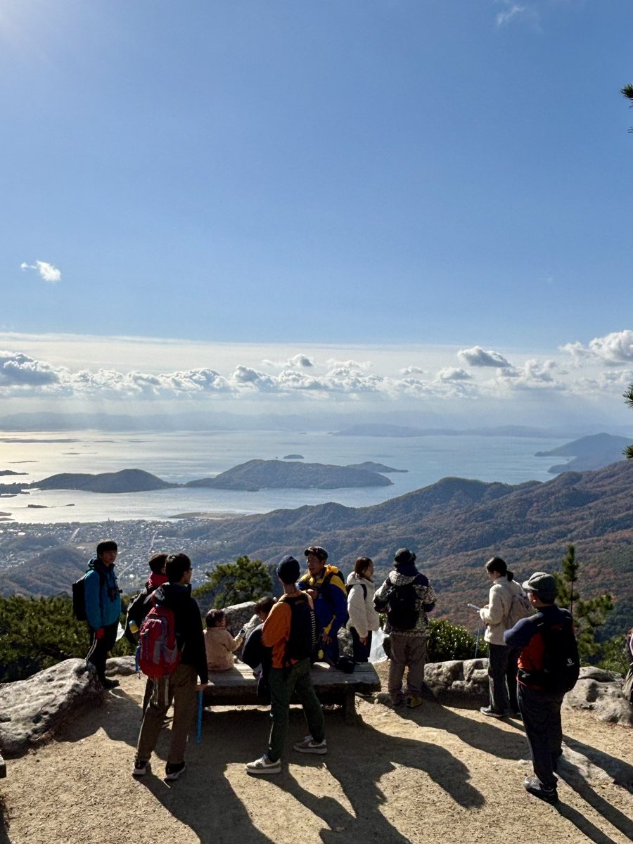 shodoshima_ijyu's tweet photo. 本日は、寒霞渓登山道のゴミ拾いをしながら交流しよう！のイベントを開催しました🏔️
こちらはロープウェイ山頂口から徒歩5分ほどの鷹取展望台からの眺めなんですが、本当に最高✨
改めて、海も山もある #小豆島 って良いところだぁ～と再認識もできたイベントになりました。また来年も開催します！！ https://t.co/LkdrVXYdoX