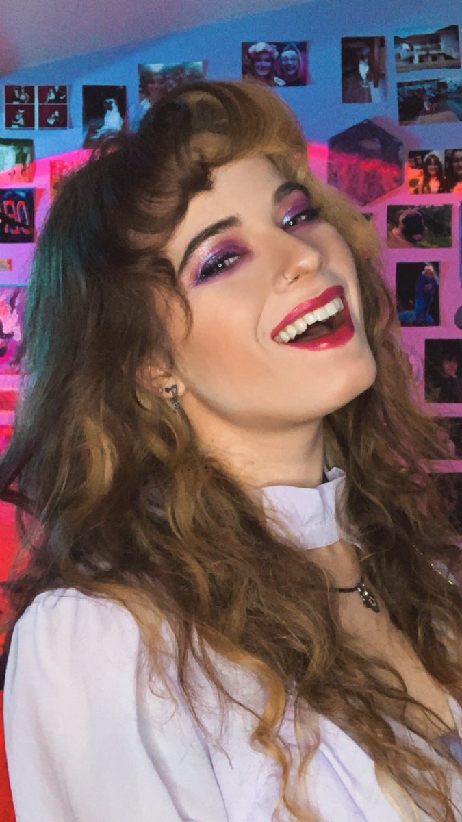 LuckyFireFerret's tweet photo. Lightly Arcane-Inspired makeup this Friday night ✨✨✌️ https://t.co/GloeHZpGPp