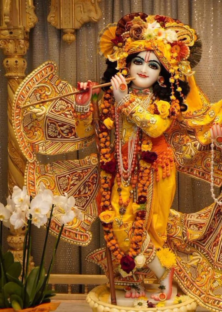 कान्हा का नाम सदा सुख देने वाला है,
तूने मुरली बजाई और राधा मुस्काई है।

जय श्री कृष्णा राधे राधे 🥀🌸🙏