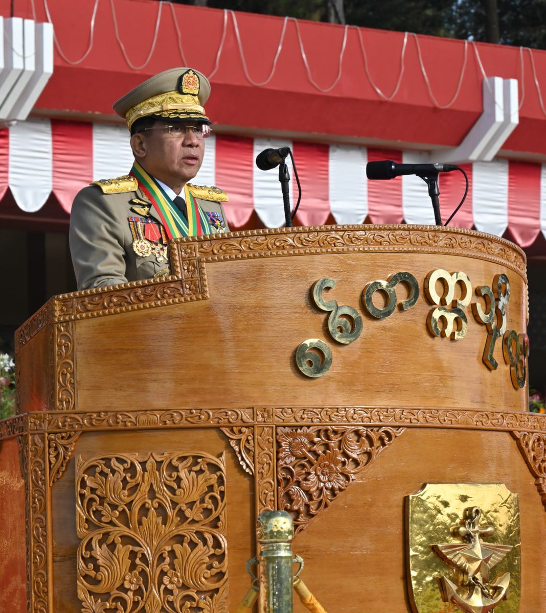 BaHmann2000's tweet photo. Chairman of State Administration Council Commander-in-Chief of Defence Services Senior General Thadoe Maha Thray Sithu Thadoe Thiri Thudhamma Min Aung Hlaing addresses Passing-out Parade of the 66th  Intake of Defence Services Academy.
#WhatsHappeningInMyanmar
#DSA https://t.co/Q4xfHUnqls