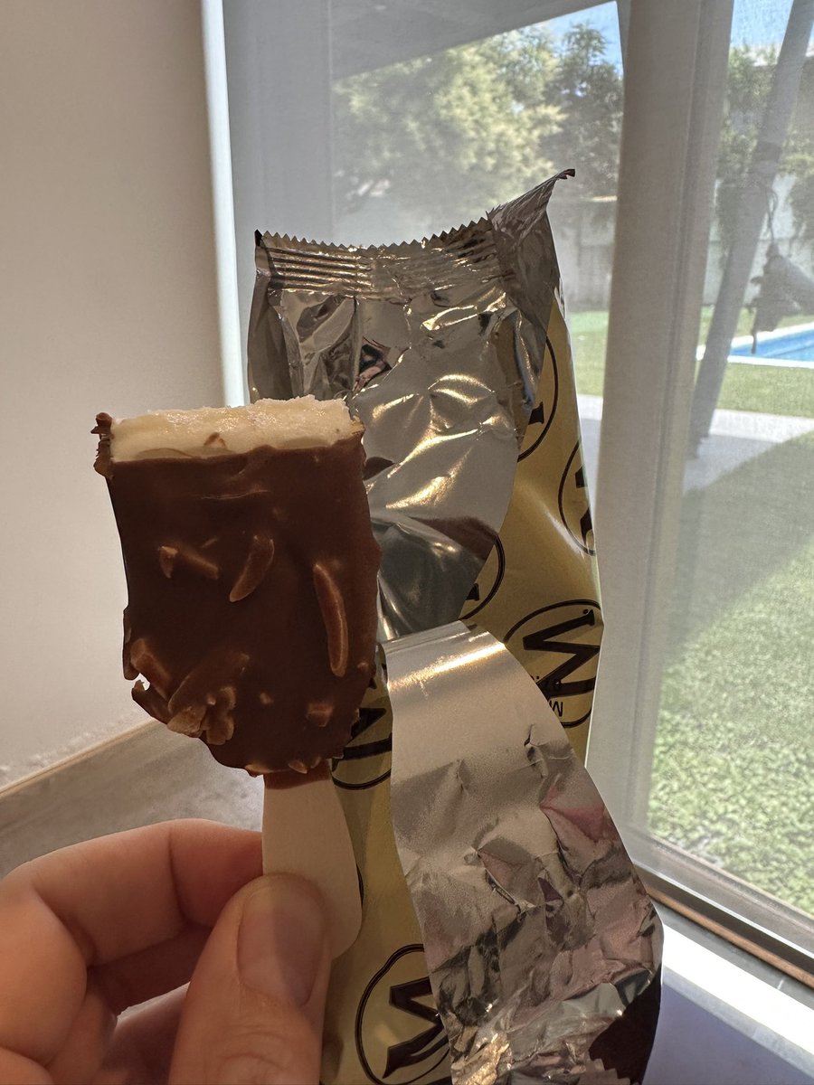 BenjaCorrea7's tweet photo. Fue muy triste abrir mi Magnum Mini de Almendra hoy, no se si alguien en la fabrica le pegó su buen mordisco o la maquina que envuelve los helados falló olímpicamente, pero perdí 1/4 de helado hoy… @bresler @carozzimencanta https://t.co/FT9UDP2vWi