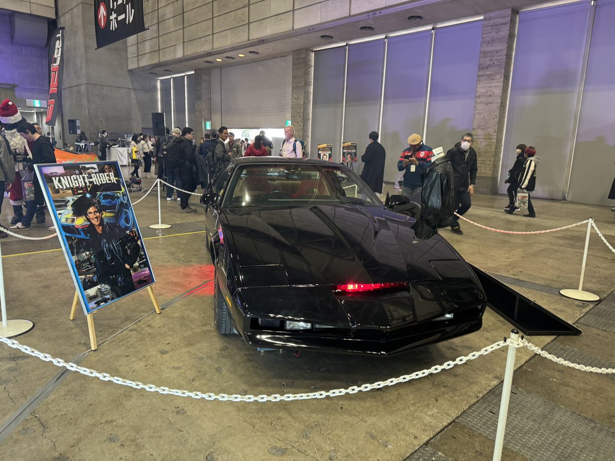 Yyy16342145's tweet photo. コミコンの車ブースすご https://t.co/usxWjzj82D