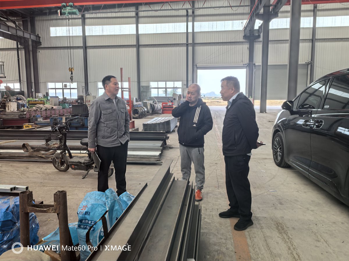 kqiao368's tweet photo. Engineer Harry recently led a client tour of our highway guardrail factory, showcasing our advanced manufacturing process and high-quality safety solutions. Thank you to our clients for their trust, and to Hary for an informative and engaging tour! https://t.co/L6d6CwUPSF