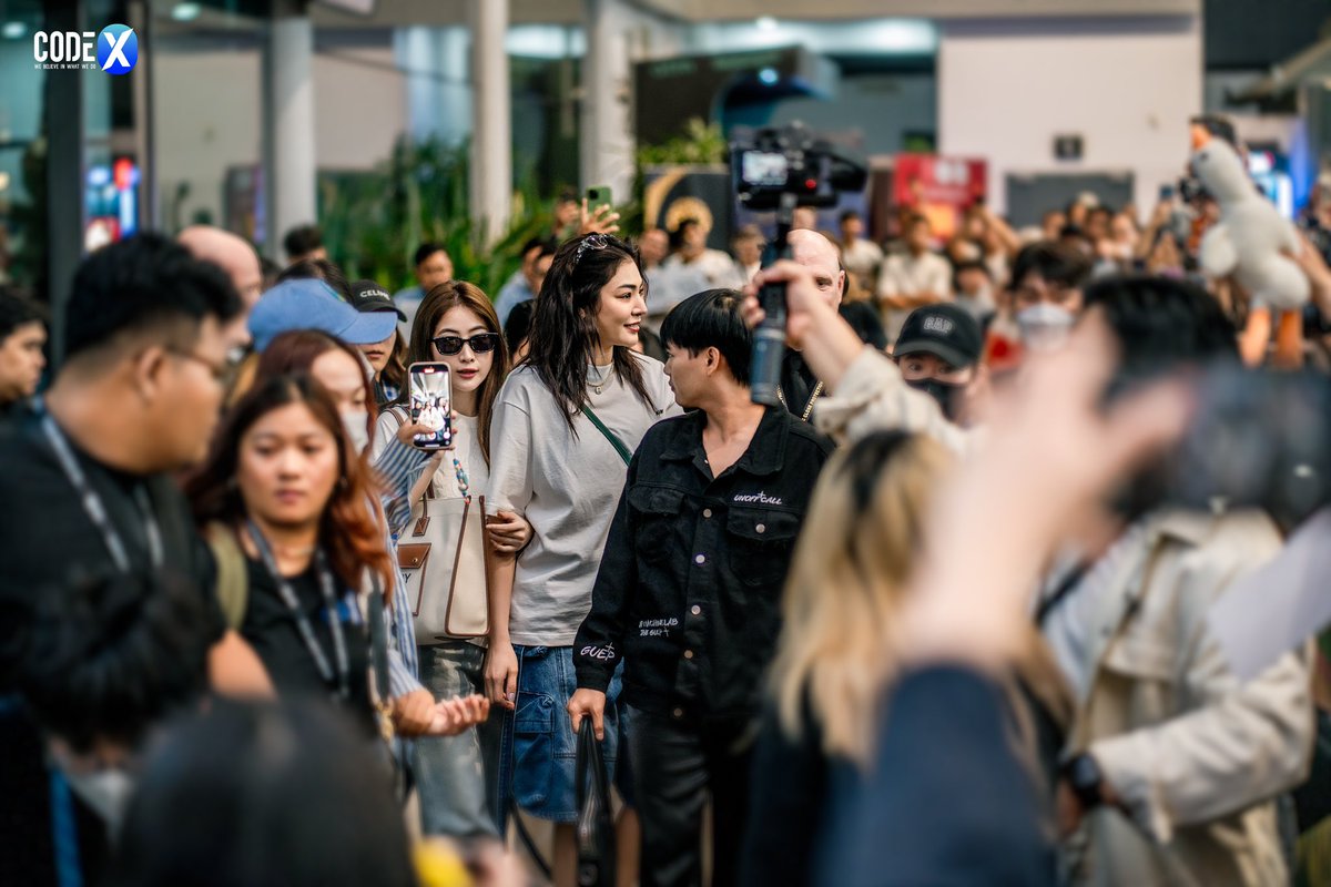 codex__team's tweet image. ការមកដល់របស់ FayeYoko នៅប្រលានយន្តហោះម្សិលមិញ🇰🇭

Tickets are still available for zone VIP-A 

🎫 : ticketmelon.com/codexteam/faye… 

 🗓️ Date: December 7, 2024  
🕒 Time: 3:00 PM  
📍 Venue: Legend by Ize, Chip Mong 271 Mega Mall, 3rd Floor  

#2Us