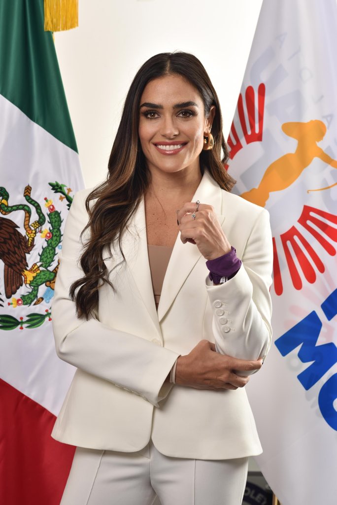 ChumelTorrees's tweet photo. La veo presidenciable para 2036, mientras tanto ya la vi como próxima jefa de gobierno de la Ciudad de México.

¡Guarden este tweet! https://t.co/k4niMGu8ta