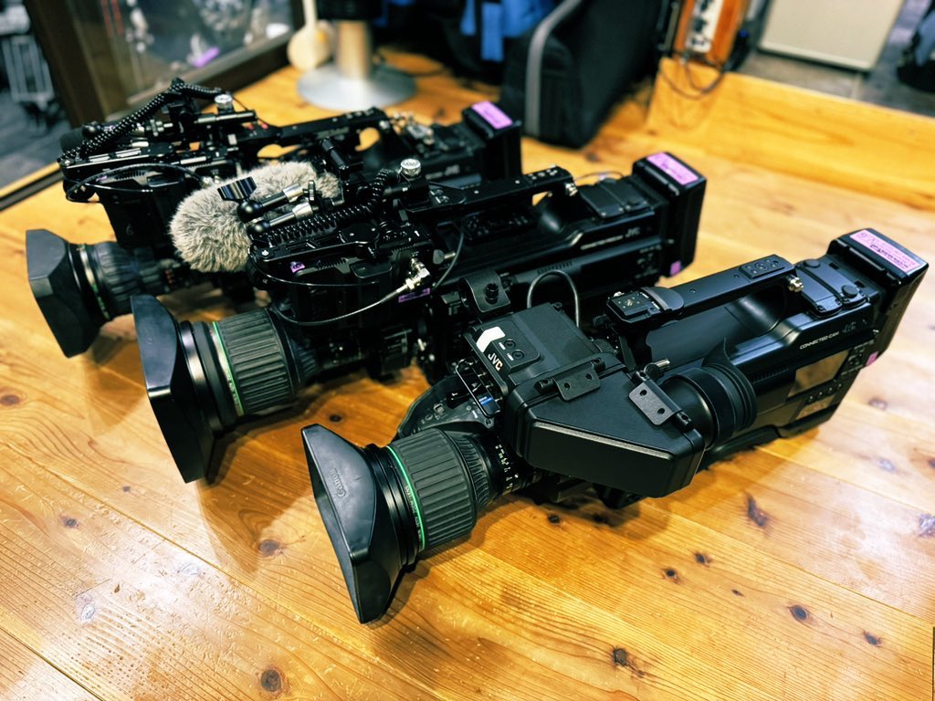 TimecodeLab's tweet image. ENGカメラのJVC GY-HC900CH が着弾しました！　察しの良い皆様ならピンと来たと思いますが、そうです先日の機材屋さん@provideokizaiya の限定特価商品です。
購入したの私です！ありがとうございます！

これで、JVC GY-HC900CH  が３台体制に!!
舞台やイベント撮影が捗ります( ´艸｀)

#JVC #GYHC900