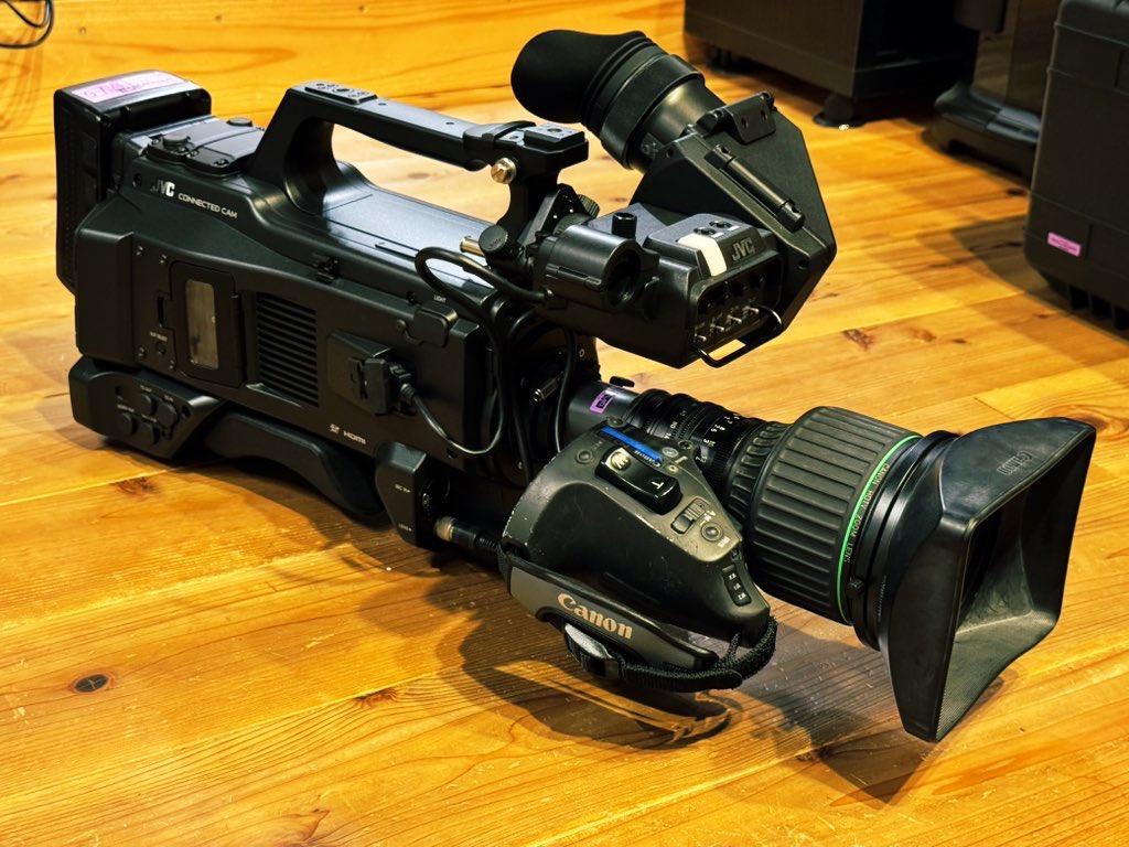 TimecodeLab's tweet image. ENGカメラのJVC GY-HC900CH が着弾しました！　察しの良い皆様ならピンと来たと思いますが、そうです先日の機材屋さん@provideokizaiya の限定特価商品です。
購入したの私です！ありがとうございます！

これで、JVC GY-HC900CH  が３台体制に!!
舞台やイベント撮影が捗ります( ´艸｀)

#JVC #GYHC900