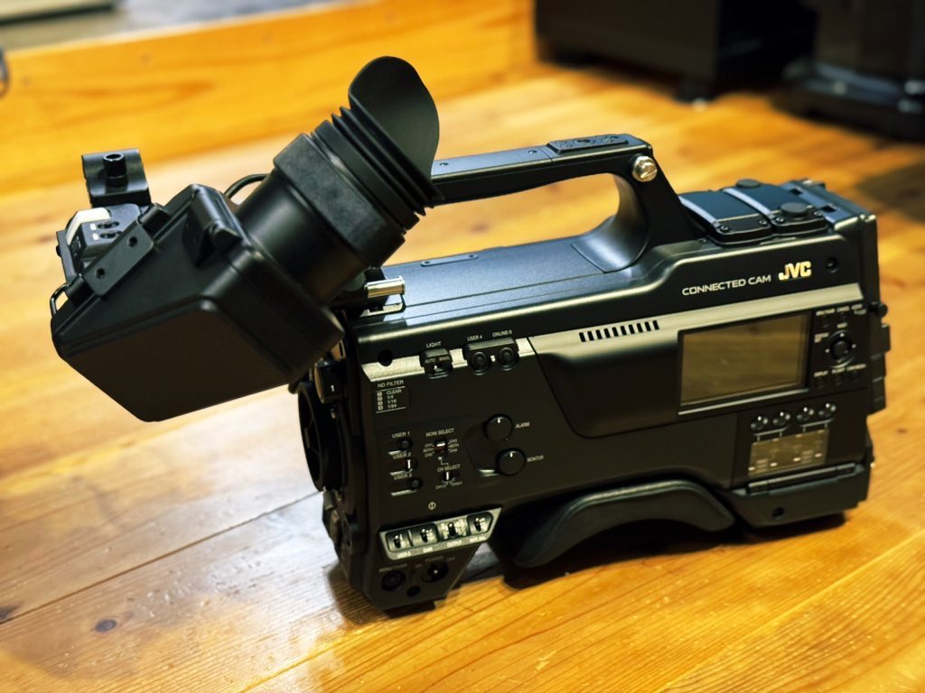 TimecodeLab's tweet image. ENGカメラのJVC GY-HC900CH が着弾しました！　察しの良い皆様ならピンと来たと思いますが、そうです先日の機材屋さん@provideokizaiya の限定特価商品です。
購入したの私です！ありがとうございます！

これで、JVC GY-HC900CH  が３台体制に!!
舞台やイベント撮影が捗ります( ´艸｀)

#JVC #GYHC900
