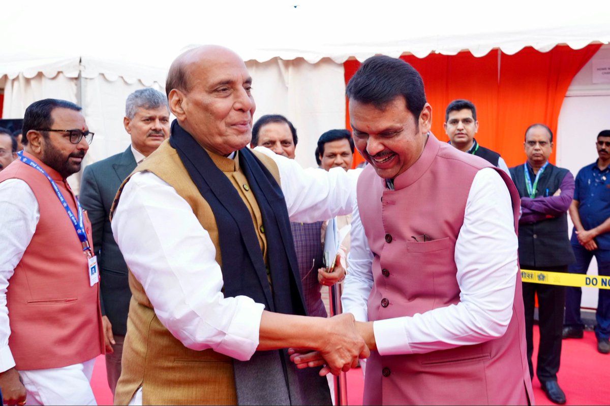 Dev_Fadnavis's tweet photo. शपथ ग्रहण समारोह में शामिल हो कर आशीर्वाद देने हेतु मा. केंद्रीय मंत्री गण का हृदय से आभार।

@rajnathsingh @nsitharaman @byadavbjp @JM_Scindia 
#Maharashtra #OathCeremony https://t.co/W6lNEvqElS