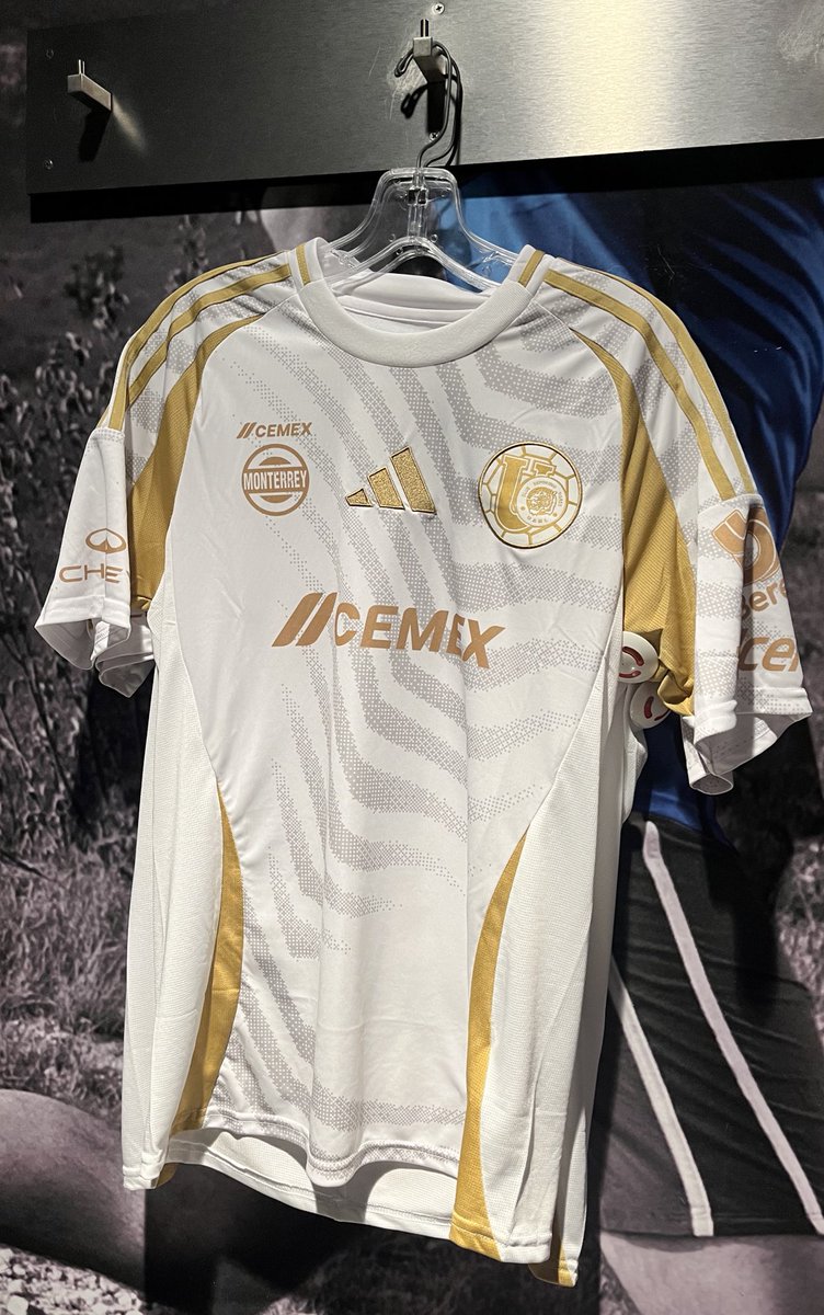 Mariana_Compean's tweet photo. Post para que te regalen el nuevo jersey de @TigresOficial esta navidad🙏🏻. https://t.co/Dco3ojPTmH