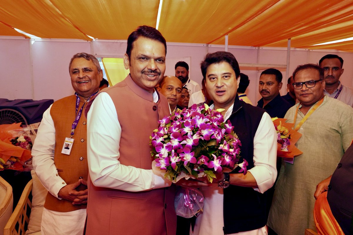 Dev_Fadnavis's tweet photo. शपथ ग्रहण समारोह में शामिल हो कर आशीर्वाद देने हेतु मा. केंद्रीय मंत्री गण का हृदय से आभार।

@rajnathsingh @nsitharaman @byadavbjp @JM_Scindia 
#Maharashtra #OathCeremony https://t.co/W6lNEvqElS