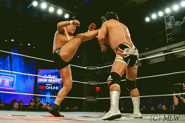 njpw1972's tweet photo. 【MLW.12.5NYC大会結果】
MLW『ONE-SHOT』ニューヨーク大会、小島がOkumuraとMLW世界タッグ選手権に挑戦、チャンピオンチームのContra Unit (鈴木みのる & イクロ•クウォン ) に激闘の末勝利し、CozyMAXが新王者チームに!
試合結果はコチラ
⇒https://t.co/Me1kev84kK
#njpw #MLWOneShot https://t.co/ugogvNU7Eu