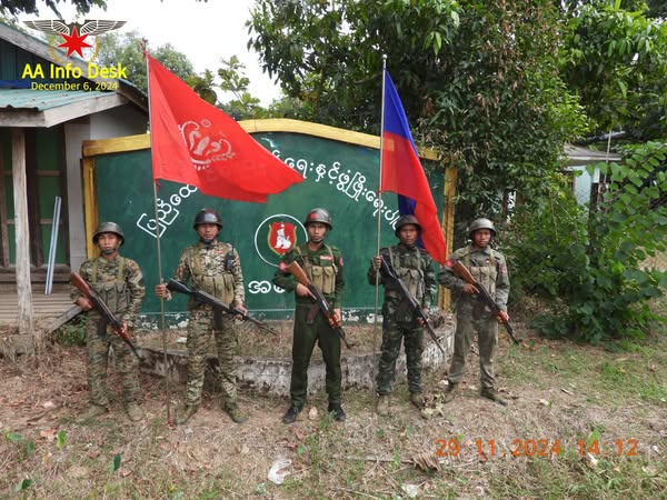 MizzimaNews's tweet photo. နပခ တိုင်းစစ်ဌာနချုပ်တခုမှလွဲ၍ အမ်းကို ထိန်းချုပ်လိုက်ပြီဟု AA ပြော
မောင်တောမြို့ကိုလည်း မကြာမီ သိမ်းနိုင်တော့မည်ဟုဆို
Website Link >> https://t.co/tIf7b7Ws5c https://t.co/mzPCEifdYS