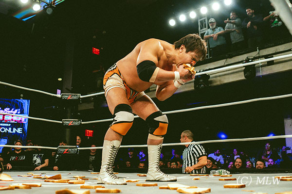 njpw1972's tweet photo. 【MLW.12.5NYC大会結果】
MLW『ONE-SHOT』ニューヨーク大会、小島がOkumuraとMLW世界タッグ選手権に挑戦、チャンピオンチームのContra Unit (鈴木みのる & イクロ•クウォン ) に激闘の末勝利し、CozyMAXが新王者チームに!
試合結果はコチラ
⇒https://t.co/Me1kev84kK
#njpw #MLWOneShot https://t.co/ugogvNU7Eu