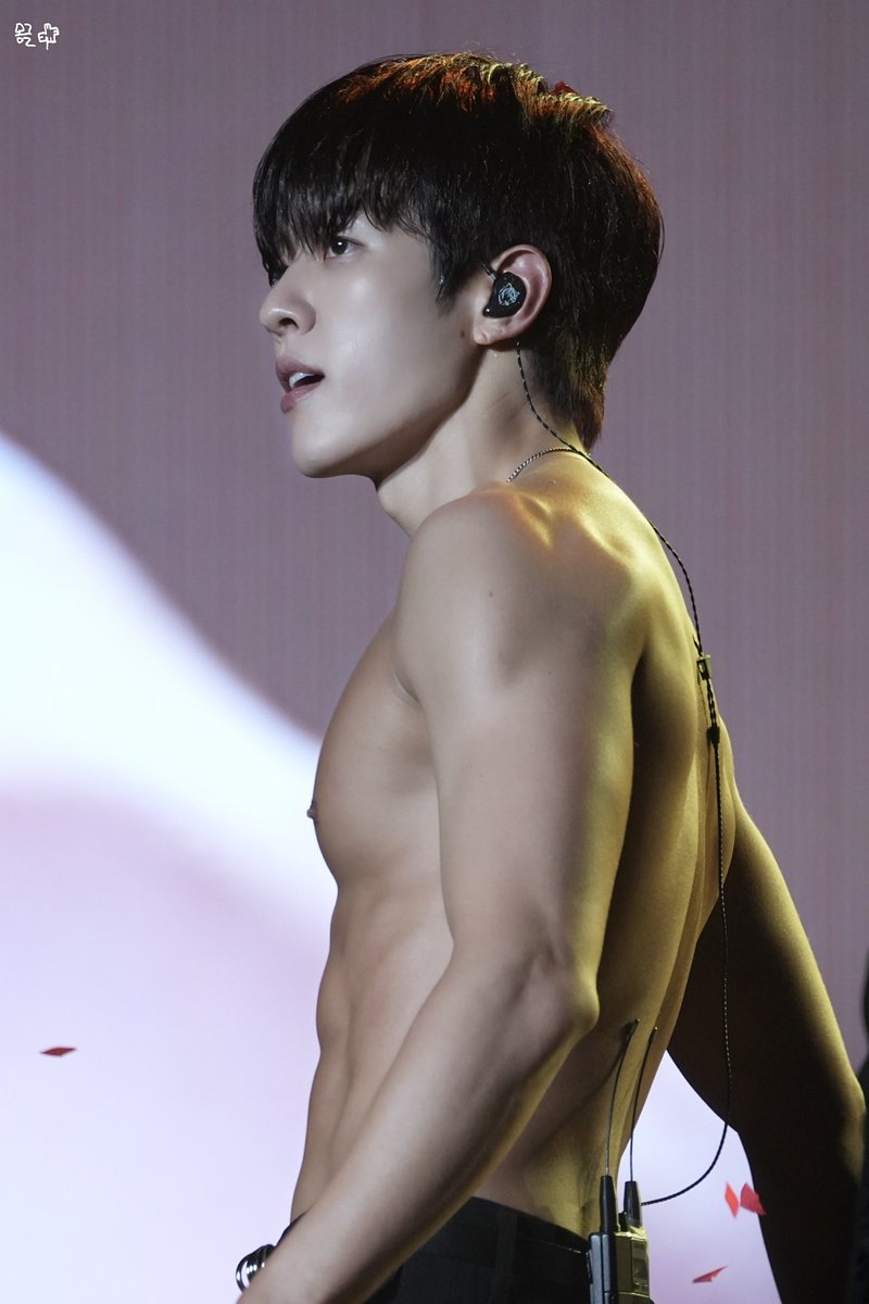 infi0609_mong's tweet photo. 241206 LIMITED EDITION 
리미티드에디션 콘서트 첫공 #이성열

버스에서 보정하다가 
나 혼자 찔려서 
양옆 힐끗힐끗 눈치 보면서 보정했슨 . . . 

#인피니트 #LEESUNGYEOL  #성열 https://t.co/0LvSerfbGy
