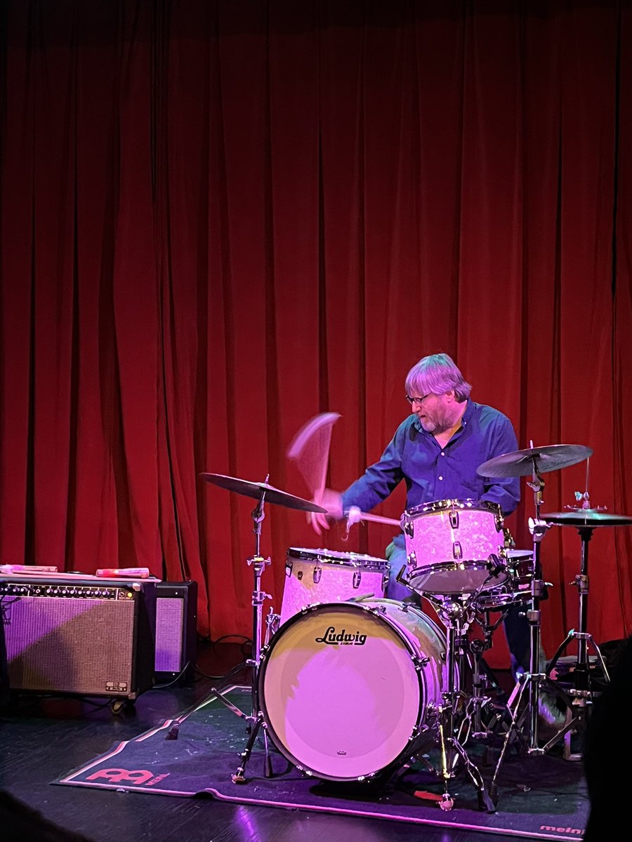 simonwilliam's tweet photo. just saw thurston moore, lee ranaldo, and steve shelley play an hour of improvised instrumental noise, which for a SY fan like me is sort of like seeing 3/4 of the beatles jam. spellbinding! https://t.co/arDYFrRPEp