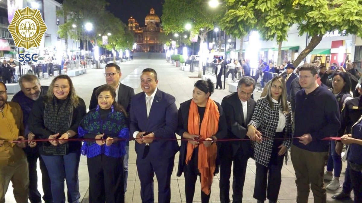SSC_CDMX's tweet photo. El Secretario de Seguridad Ciudadana, @PabloVazC, acompañó a la #JefaDeGobierno, @ClaraBrugadaM, a la inauguración del primer #CaminoDeMujeresLibresYSeguras en Calzada de Guadalupe, el cual tiene una longitud de 4.85 kms. https://t.co/fKzYUJATKV