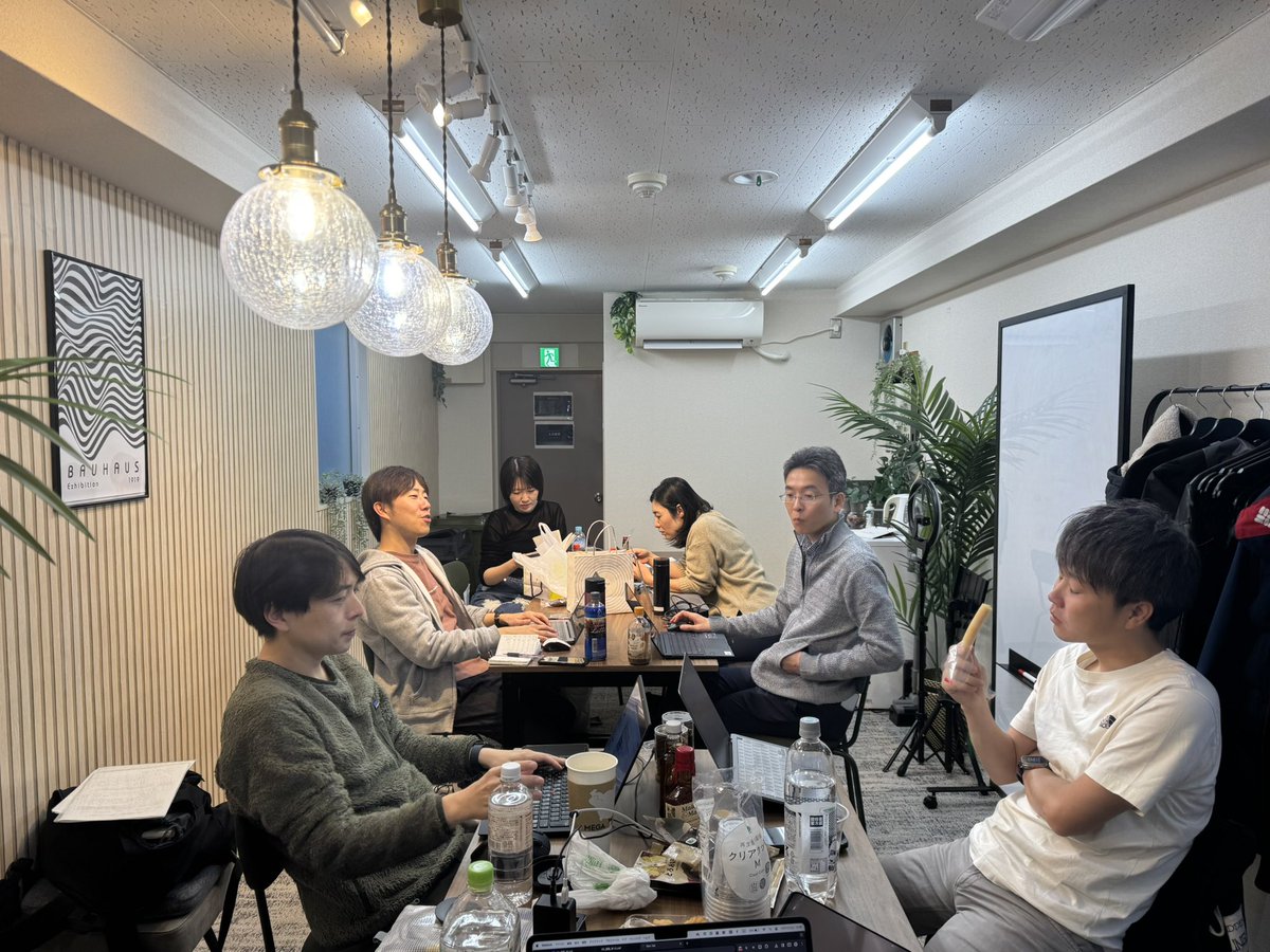 yushihara_'s tweet photo. 今日は有志メンバーを集めて、まる1日もくもく勉強会！一つのテーマに対して、それぞれ異なる企業、異なる職種の視点から出てくる意見が聞けて面白い。盛り上がってます！ https://t.co/NcmofHh4AQ