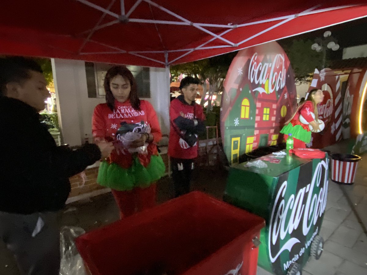 ChignahuapanB's tweet photo. 👉🏻🔴 La magia de la navidad llega con #CocaCola en #Chignahuapan 

Cientos de personas disfrutaron de dinámicas y premios en el centro de Chignahuapan. https://t.co/XhWjlOmFwU