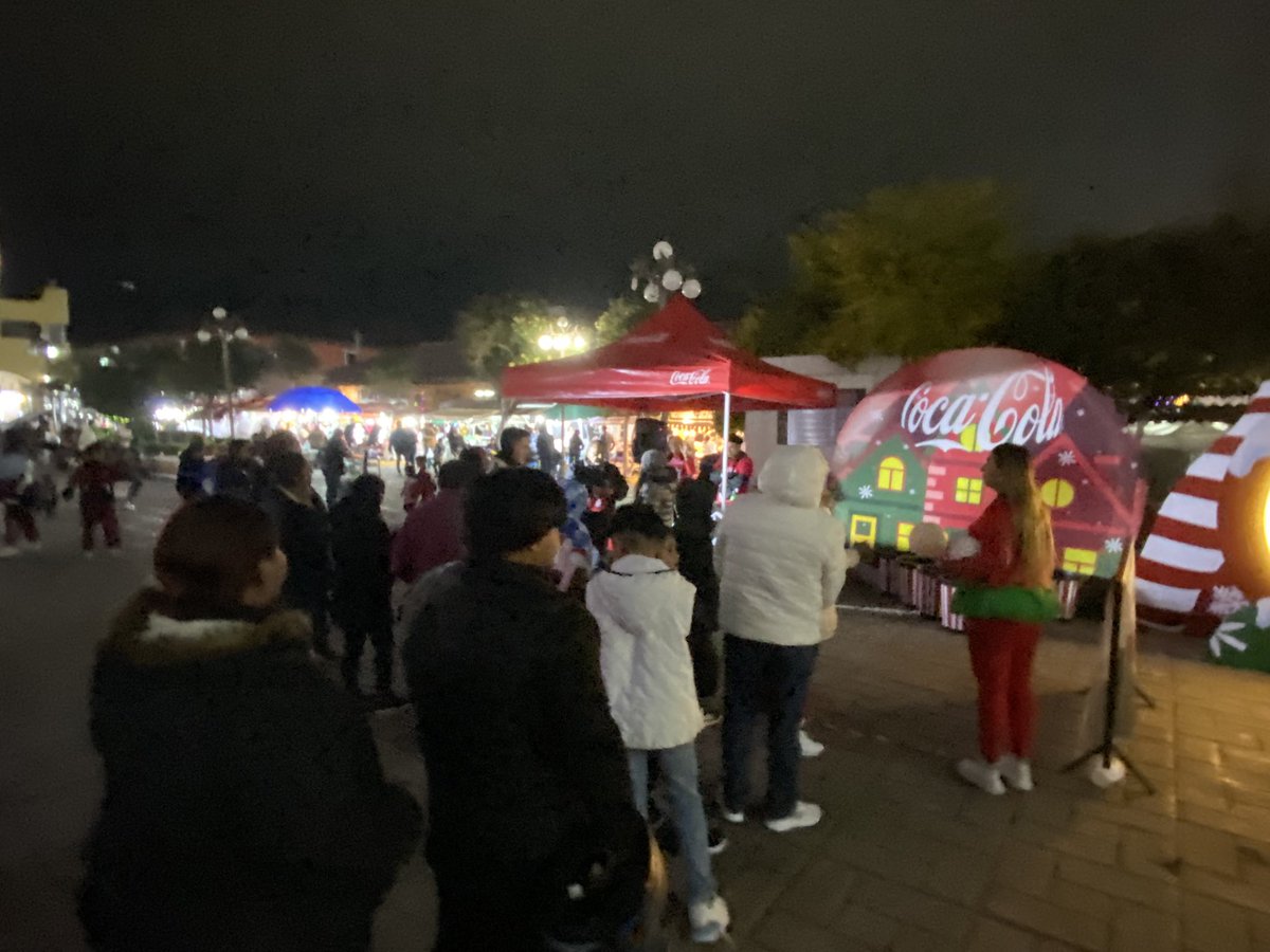 ChignahuapanB's tweet photo. 👉🏻🔴 La magia de la navidad llega con #CocaCola en #Chignahuapan 

Cientos de personas disfrutaron de dinámicas y premios en el centro de Chignahuapan. https://t.co/XhWjlOmFwU