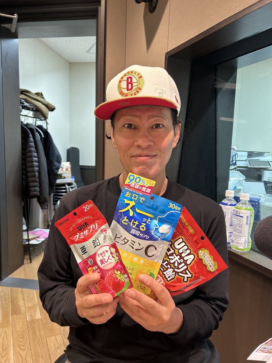 easy_crossfm's tweet photo. #XMAGIC からお菓子の詰め合わせをいただきました🍭
MASAKIさんには、ノドに優しいものをプレゼント🎁
X MAGICは毎週土曜日18時からOAです📻
合わせてチェックしてくださいね✅

#CROSSFM
#CROSSEASY https://t.co/KgzvfIYBO1