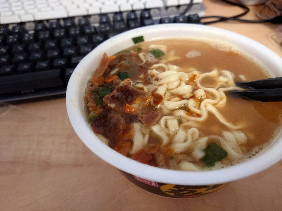 hatopoppo1997's tweet photo. 今日はラーメンでも焼きそばでもない
うどんだ https://t.co/h3HhyNdUQy