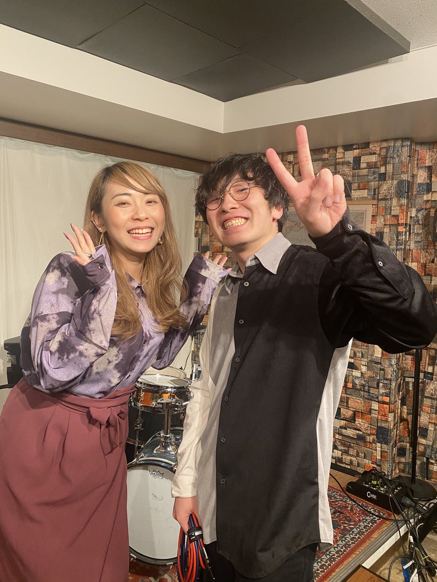 大学で知り合って気づけば10年が過ぎ…
バンドなんてやったことなかったわたしに、「学祭でバンドやろうよー！」と声をかけてくれたところから、バンドが本当にたのしいことを知るきっかけを作ってくれたしゅんちゃん🥹
ずっとまたバンドやろう！といってくれていてそれが叶って幸せな夜だった💪🏻thx