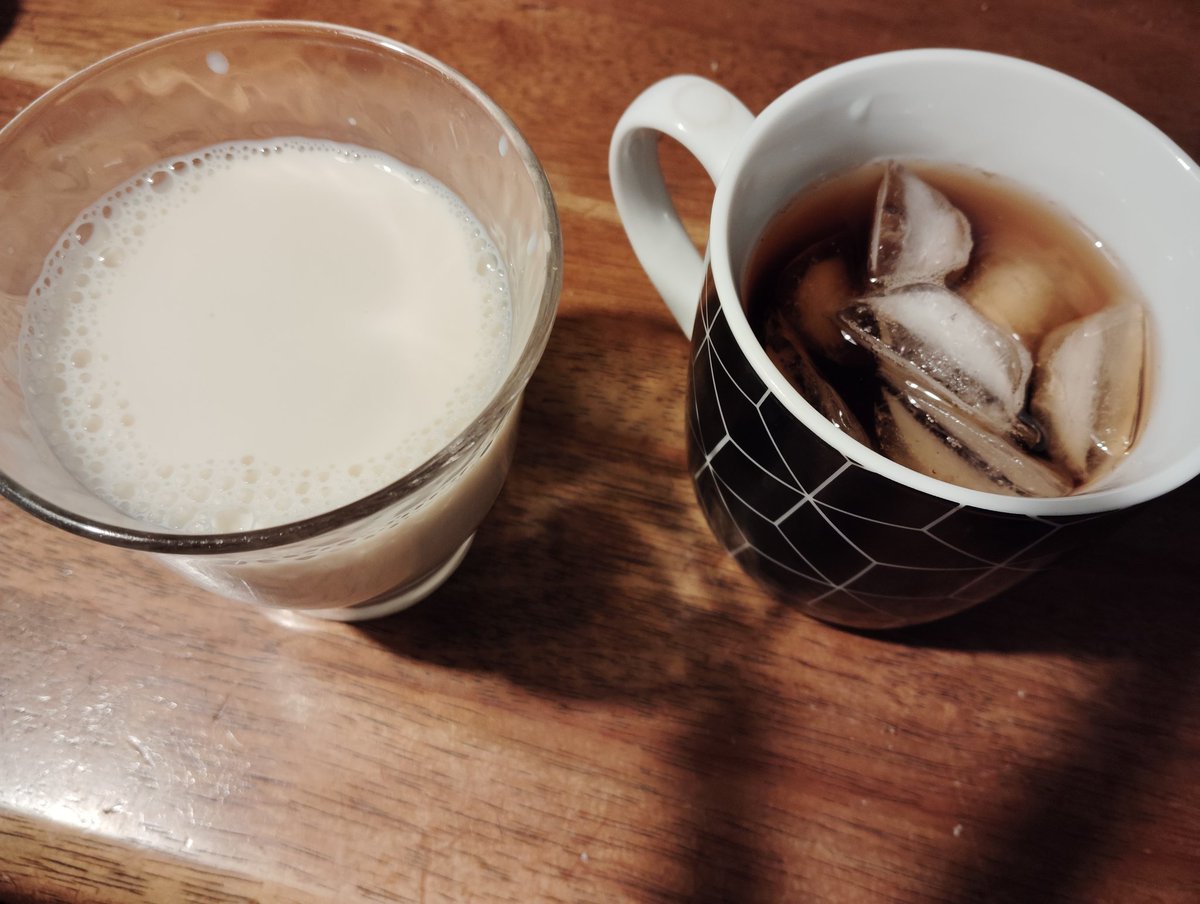 MOKUK6's tweet photo. 老いを感じる瞬間
毎朝、朝食のときに黒酢を水で割ったものと豆乳を飲むのがルーティン🥛
今朝は気がついたらマグカップに黒酢、コップに豆乳、いつもの逆に…😭
前はこんなこと無かったと、老いを感じる瞬間です😂まあ、両方混ぜなかっただけいいか、そう考えることに😤
#老い　#ポンコツ https://t.co/MNnK65DL9E