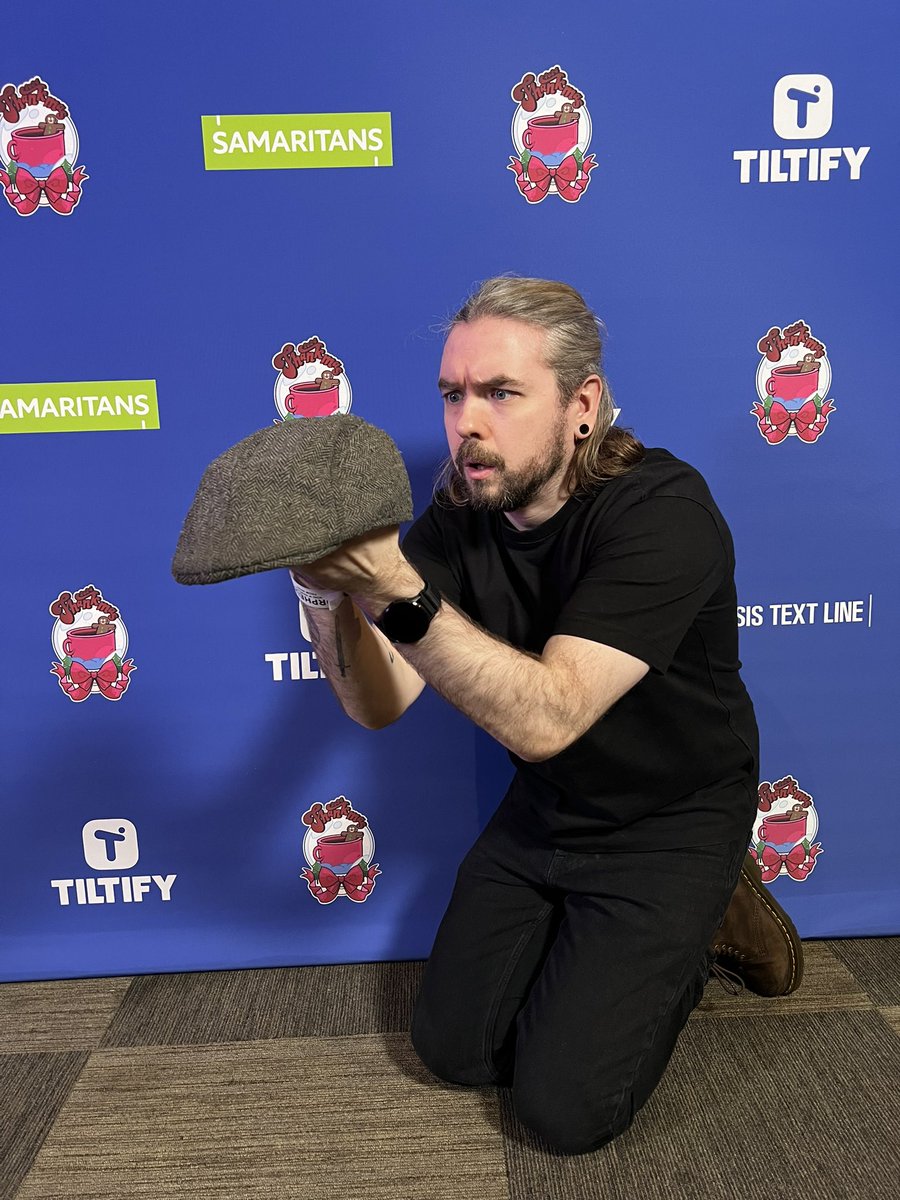 TheThankmas's tweet photo. the hat has a new home… #thankmas https://t.co/PZkbO0QKHU