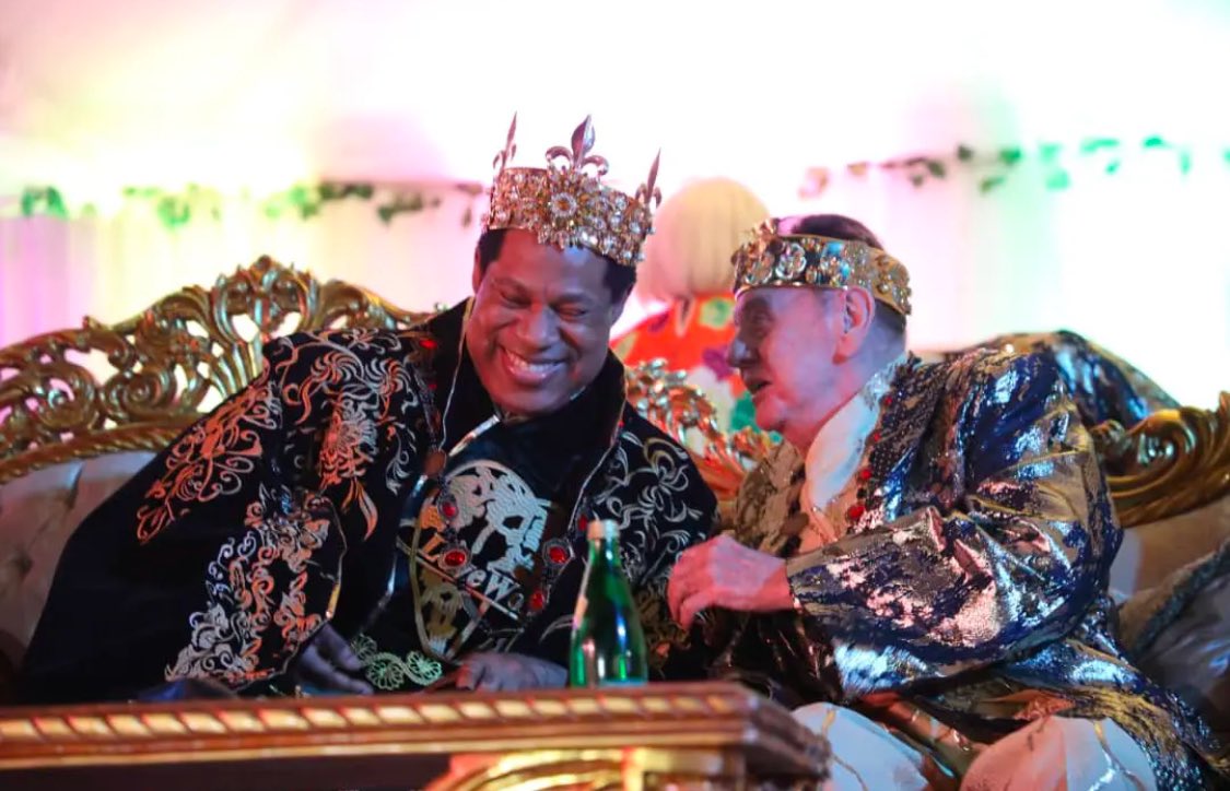 𝐀  𝐌 𝐀 𝐉 𝐄 𝐒 𝐓 𝐈 𝐂  𝐀 𝐑 𝐑 𝐈 𝐕 𝐀 𝐋 .
 Amid great cheers and jubilations, the President and celebrant, Rev. Chris Oyakhilome, DSc., DSc., DD, arrives at the event venue in a regal procession
Say happy birthday to pastor and make sure to Repost💃