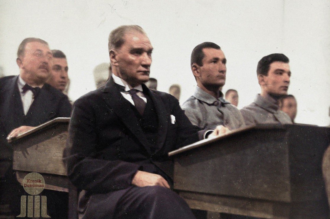 Mustafa Kemal Atatürk, öğrenciler ile birlikte İstanbul Harp Okulu'nda bir dersi dinlerken. (Aralık 1930)