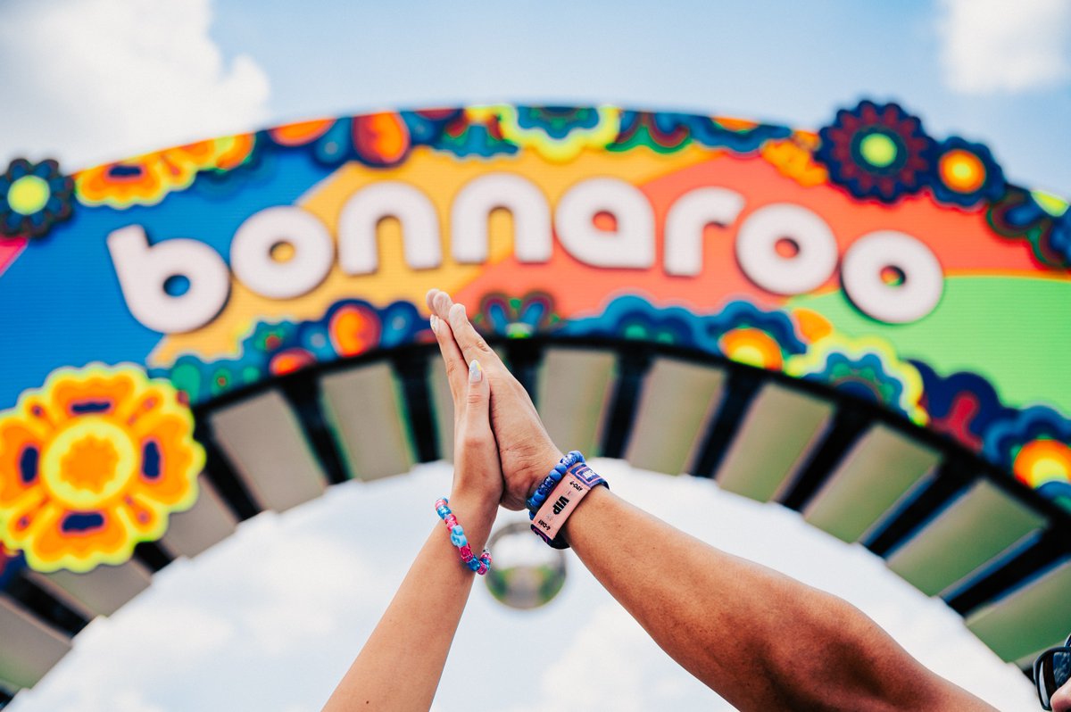 Bonnaroo's tweet photo. happy high five friday fam 👋 spread the joy of being a bonnaroovian by carrying on the tradition of handing out high fives alllll day today!! https://t.co/G8DZgeIpZ7