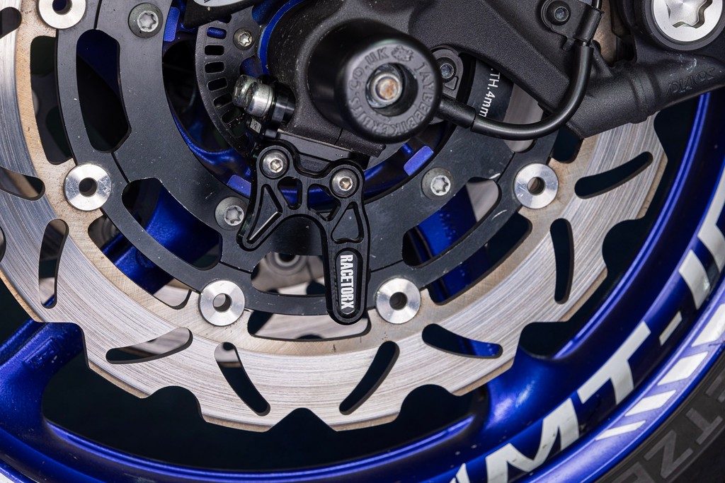 RaceTorx's tweet image. Racetorx fork lifter kits enhance quick wheel swaps and provide easy lifting compared to traditional front paddock stands. This arrangement allows for the safe removal of the front wheel. #paddockstand #frontwheel #wheelremoval #motorbike #motorcycle