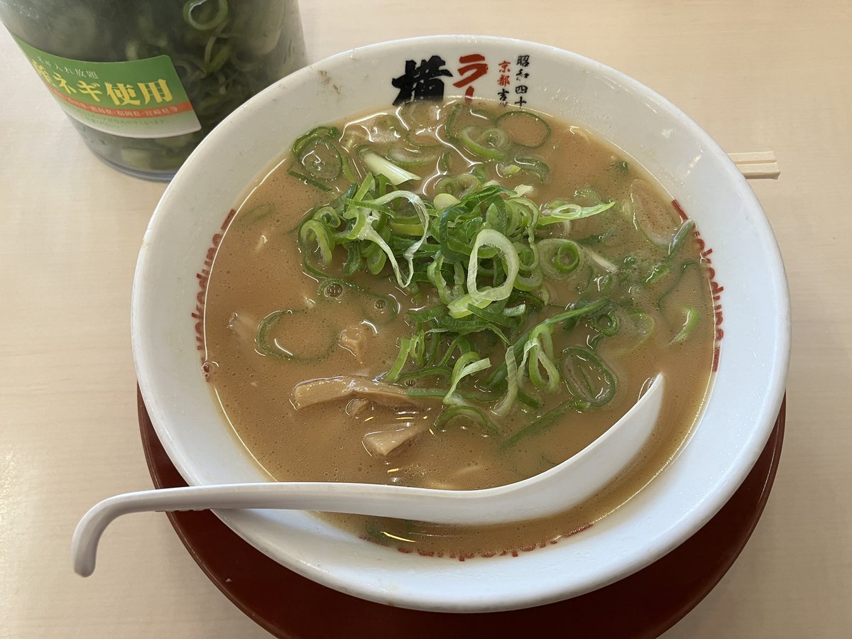 Tuyosi_Elderly's tweet photo. オイル交換の待ち時間にラーメン🍜を食べに行きました。
1番好きなラーメン🍜です。
豚骨、醤油のバランスが良く、尖って無いので食べやすいラーメン🍜です。
#ツーリンググルメ #アマチュア無線 #バイク仲間募集中 #883L #横綱ラーメン https://t.co/umQoJ0S8pK