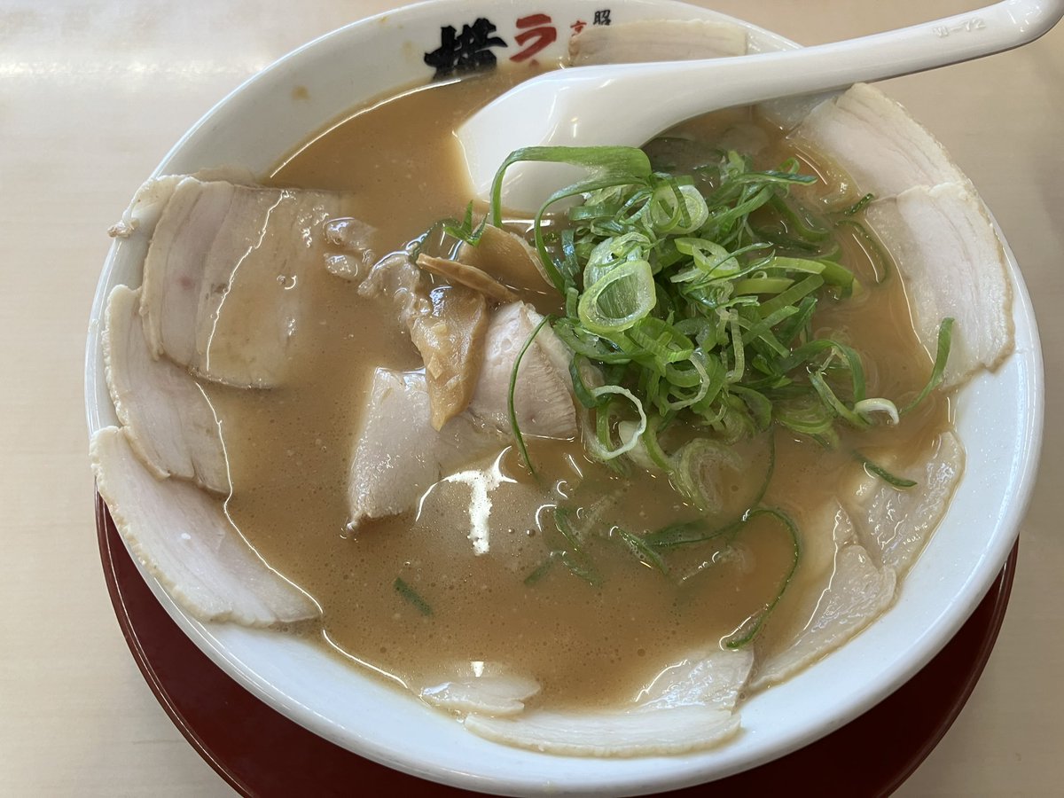 Tuyosi_Elderly's tweet photo. オイル交換の待ち時間にラーメン🍜を食べに行きました。
1番好きなラーメン🍜です。
豚骨、醤油のバランスが良く、尖って無いので食べやすいラーメン🍜です。
#ツーリンググルメ #アマチュア無線 #バイク仲間募集中 #883L #横綱ラーメン https://t.co/umQoJ0S8pK