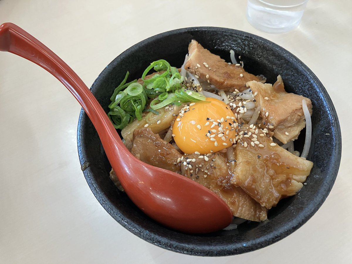 Tuyosi_Elderly's tweet photo. オイル交換の待ち時間にラーメン🍜を食べに行きました。
1番好きなラーメン🍜です。
豚骨、醤油のバランスが良く、尖って無いので食べやすいラーメン🍜です。
#ツーリンググルメ #アマチュア無線 #バイク仲間募集中 #883L #横綱ラーメン https://t.co/umQoJ0S8pK