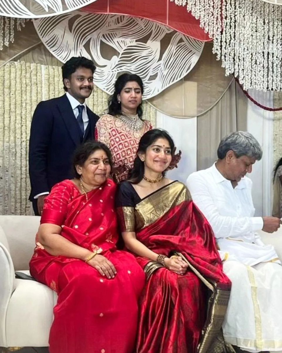 SaiPallavi92s's tweet photo. Family went to Pooja Vineeth House in Brisbane, Australia ❤️
@Sai_Pallavi92 
#SaiPallavi #RadhAmma
#PoojaKannan #SenthamaraiKannan https://t.co/O076G2oJXE