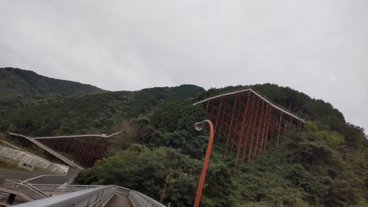 川沿いを走ってたらトキ？シロサギ？綺麗な鳥さんと一緒に川を走行
峠道超えてたらめっちゃ急勾配な道路がジェットコースターかよ