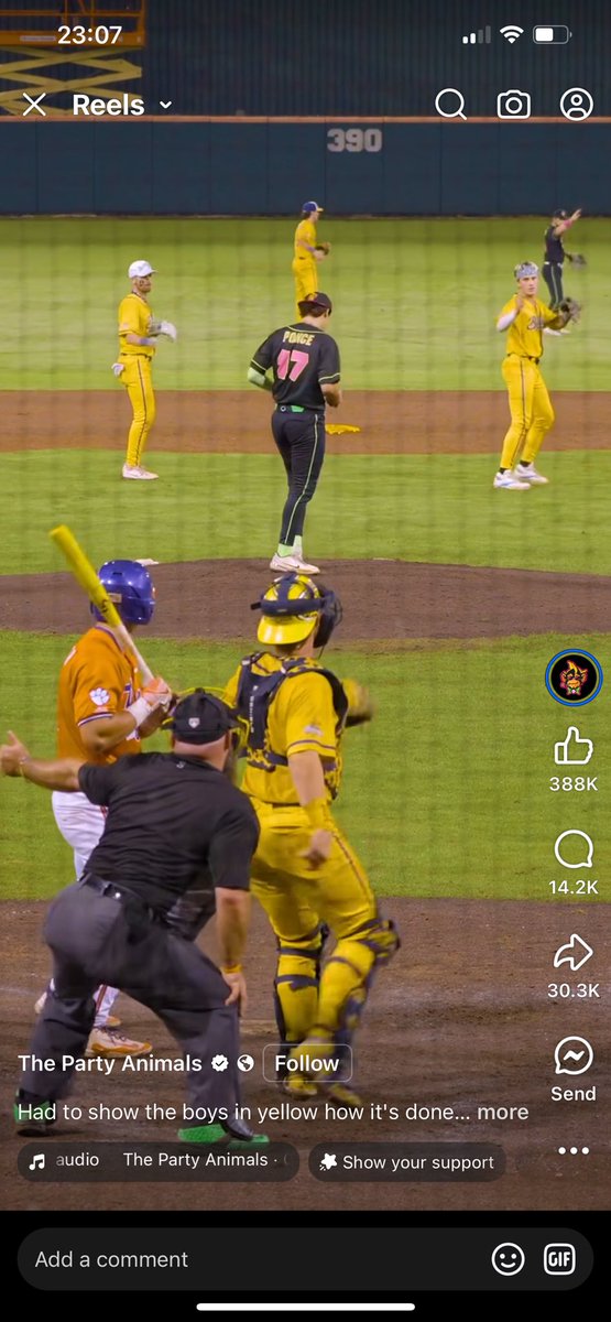 Jon_Golden's tweet photo. Why do I think being the ump for these games is @AllanGBell side gig?!? 😂 https://t.co/PD1zrHMQj7